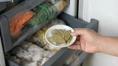 Why Experienced Home Cooks Are Advised to Freeze Bay Leaves: A Pro-Chef Trick