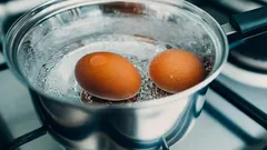 In which water should you start boiling eggs: cold or hot? Remember this forever