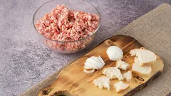 How Much Bread and Onion Do You Need Per Kilogram of Ground Meat for Perfect Results?