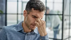 Many people do this without even realizing it: the gesture that instantly reveals a lack of confidence.