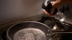 Why Experienced Home Cooks Rub Vinegar on a Frying Pan Before Cooking: An Old Kitchen Trick